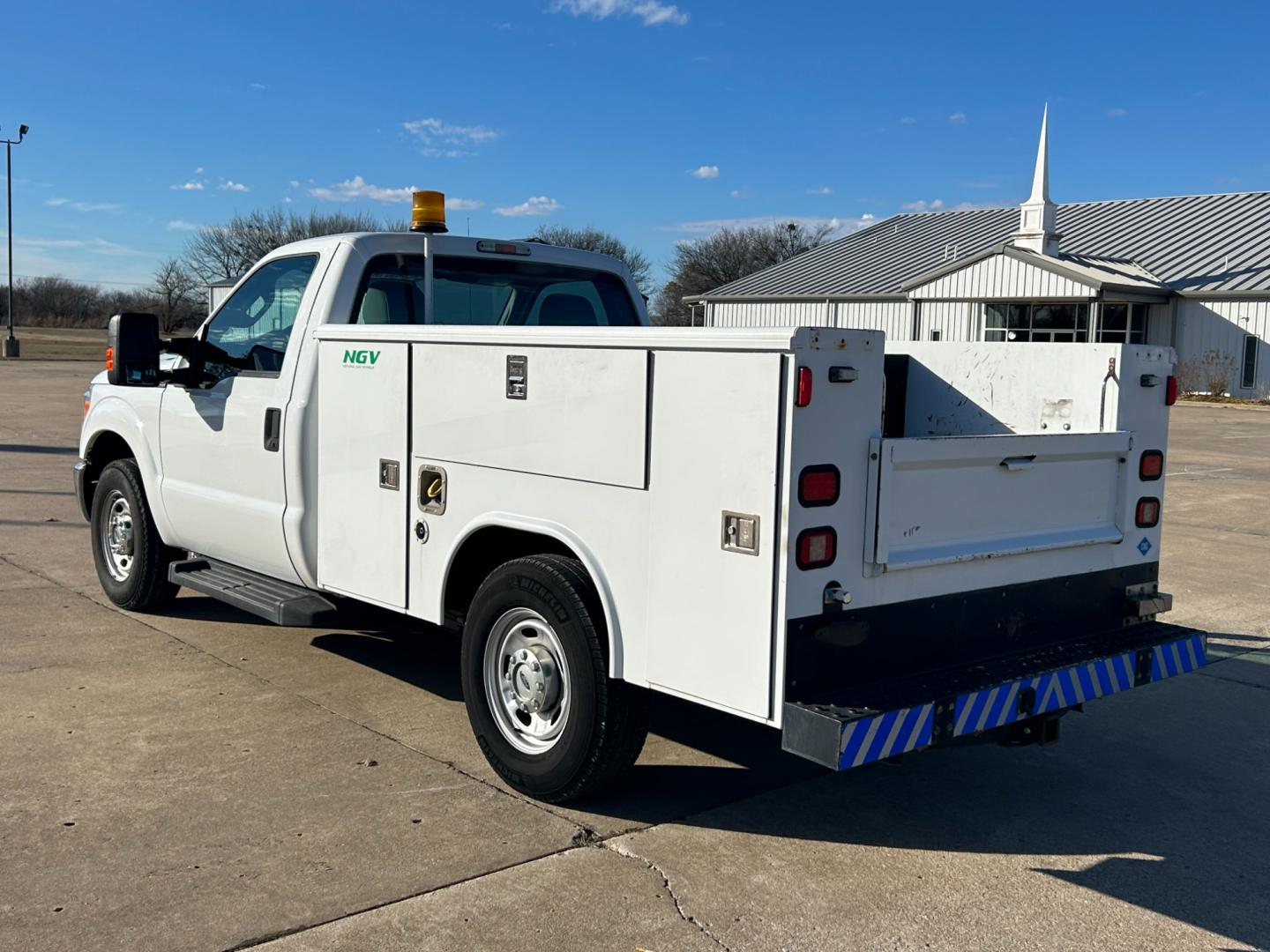 2015 White /Gray Ford F-250 SD XLT 2WD (1FDBF2A66FE) with an 6.2L V8 OHV 16V engine, 6-Speed Automatic transmission, located at 17760 Hwy 62, Morris, OK, 74445, (918) 733-4887, 35.609104, -95.877060 - Photo#6